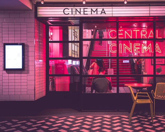 Cinéma et société : l’impact du grand écran sur les conversations culturelles et les perceptions collectives