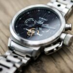 Explorez l'évolution et la renommée des montres françaises