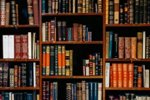 assortiment de titres de livres empilés sur les étagères