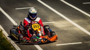 personne conduisant un kart