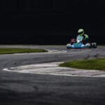 personne conduisant un kart sur une piste de course