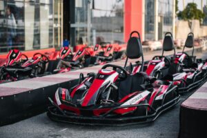une rangée de karts alignés dans une rue