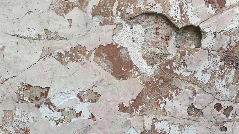 Mur ancien avec peinture qui s'écaille, sous-couche abîmée visible Mur ancien avec peinture qui s'écaille, sous-couche abîmée visible