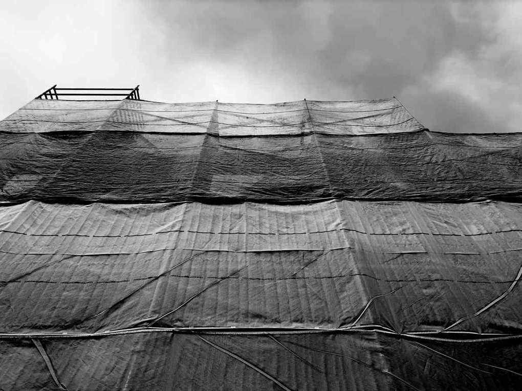 Bâche recouvre un bâtiment en construction sous ciel couvert