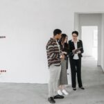 Groupe de trois individus en conversation dans un espace de construction