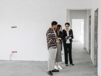 Groupe de trois individus en conversation dans un espace de construction