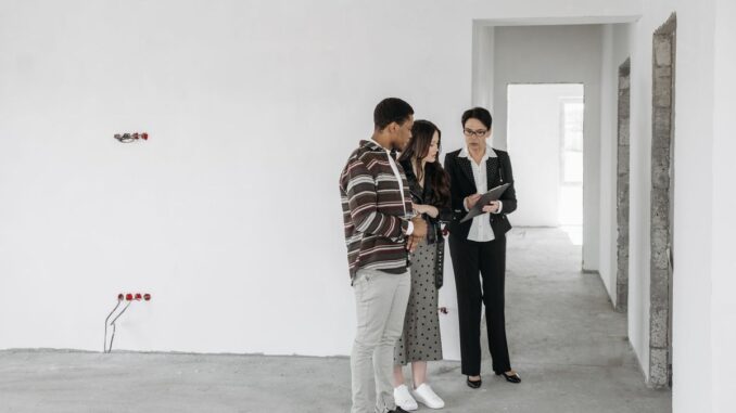 Groupe de trois individus en conversation dans un espace de construction