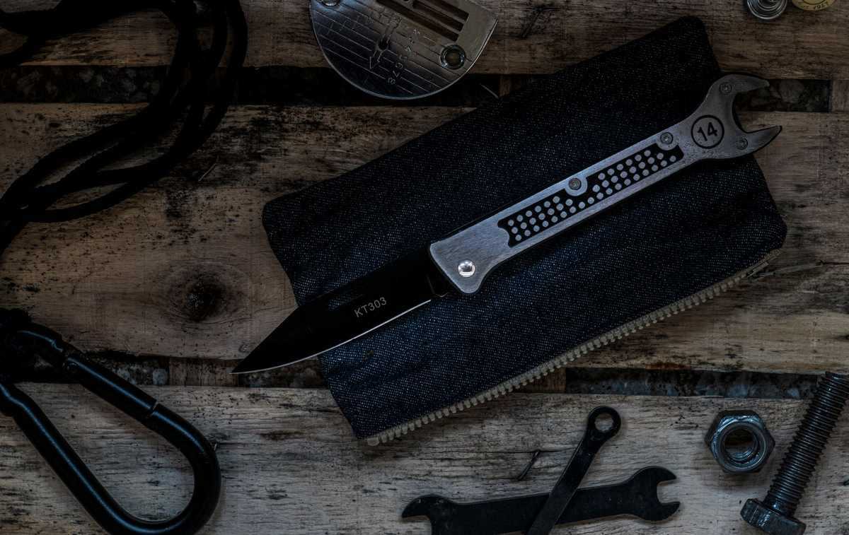 Outils sur une table en bois Outils sur une table en bois